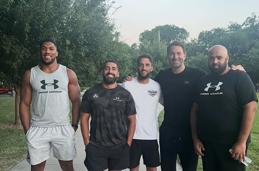 Eddie Hearn y parte del equipo de Joshua