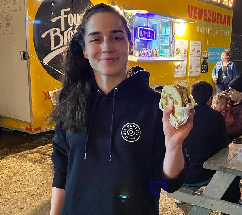Veronica Hardy celebra victoria Despeinada y comiendo arepa