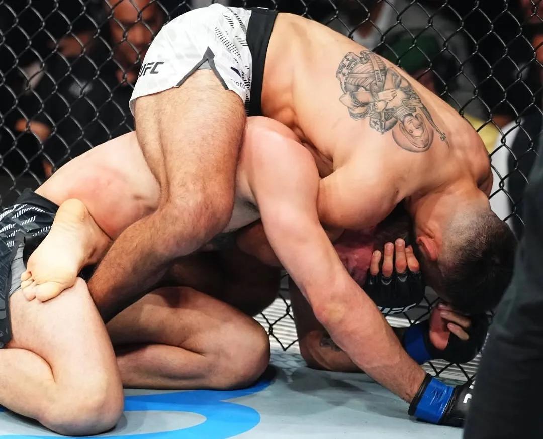 Benoit Saint-Denis somete a Mauricio Ruffy en UFC París