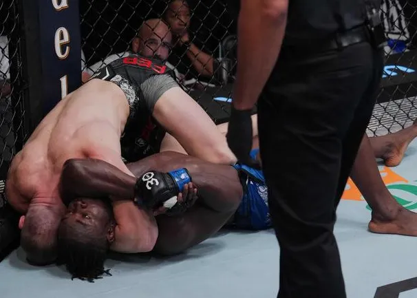 Joe Pyfer somete a Abdul Razak Alhassan en Las Vegas