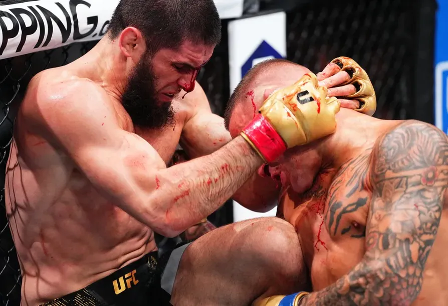 Islam Makhachev retiene tras someter a Dustin Poirier en Newark