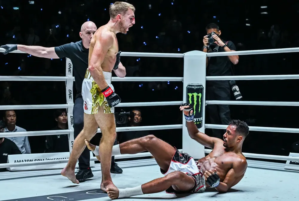 Jonathan Haggerty retiene tras noquear a Felipe Lobo en Bangkok
