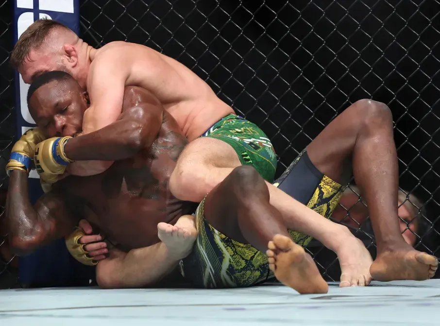 Dricus Du Plessis retiene tras someter a Israel Adesanya en Australia