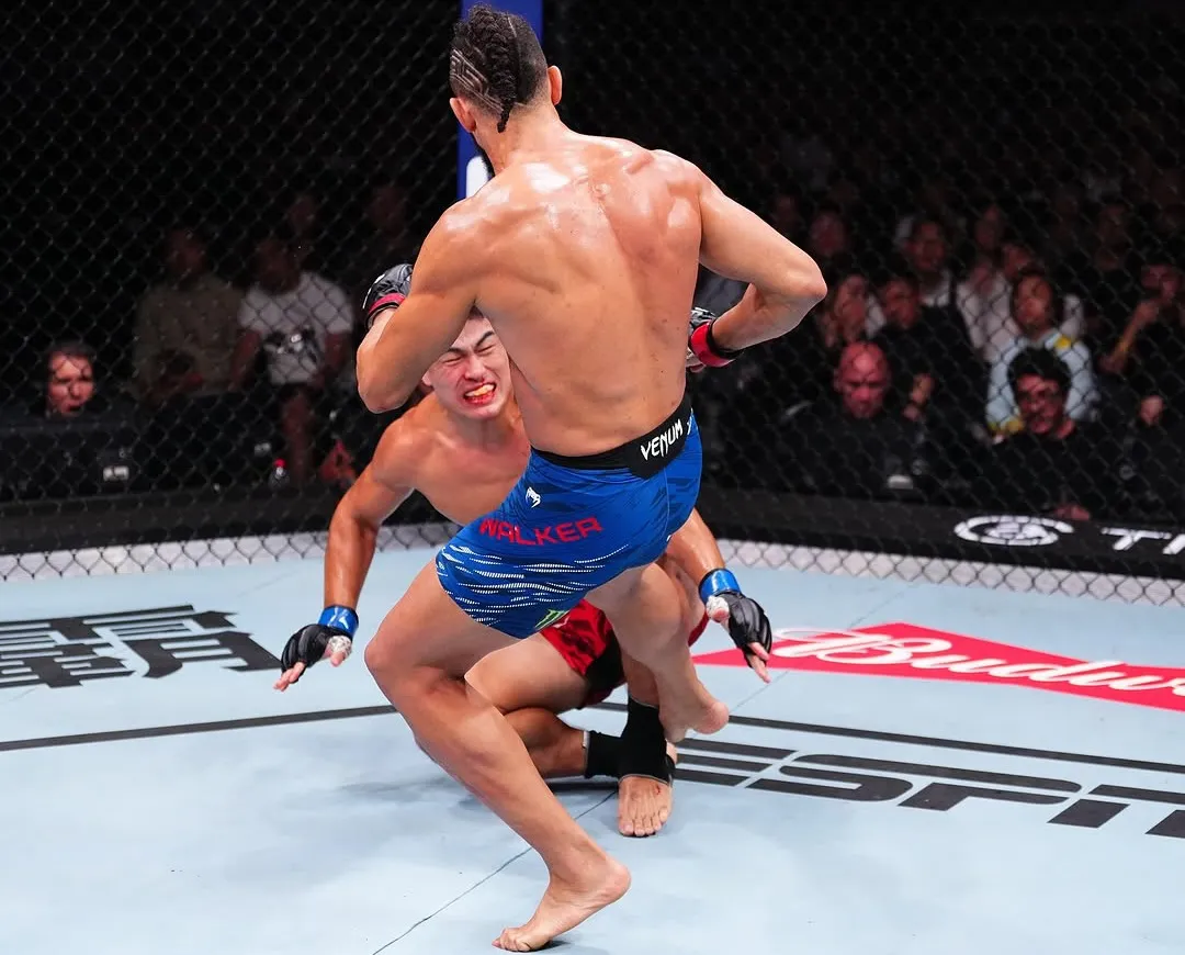 Johnny Walker logra victoria por TKO sobre Mingyang Zhang en UFC Shanghai