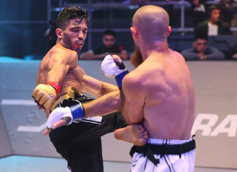 Rocha se queda con trilogía y retiene tras DU sobre Skrīvers