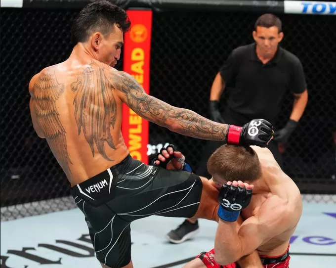 Max Holloway vence por DU a Arnold Allen en Kansas City