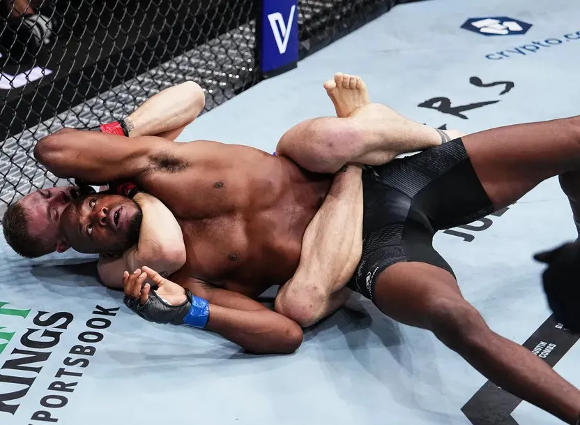 Ian Garry vence por puntos a Michael Page en Las Vegas