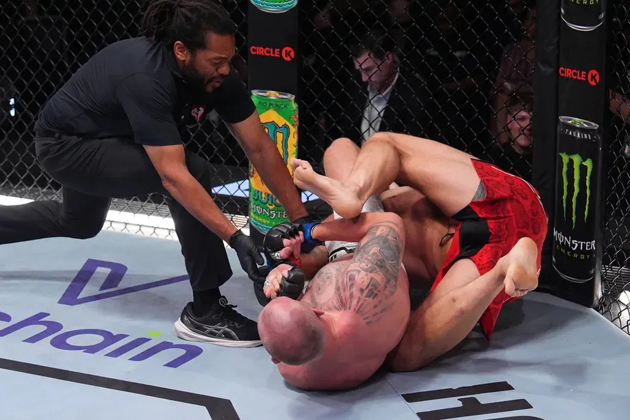 Serghei Spivac somete a Marcin Tybura en Las Vegas