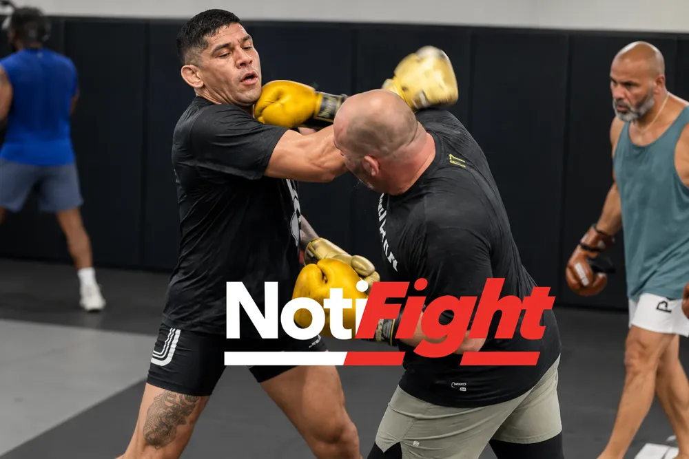 Sparring intenso en el gimnasio MMA