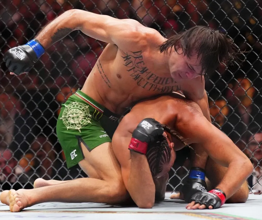 Diego Lopes logra DU en feroz pelea contra Brian Ortega en Noche UFC
