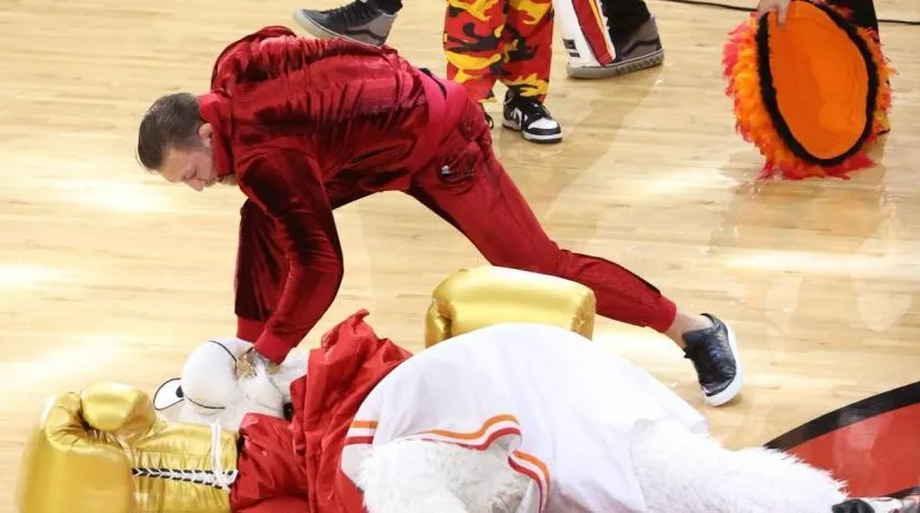 McGregor noquea a Burnie, la mascota de los Miami Heat