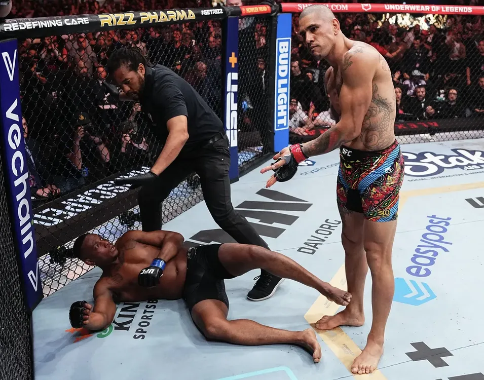 Alex Pereira retuvo tras devastador nocaut a Jamahal Hill en Las Vegas