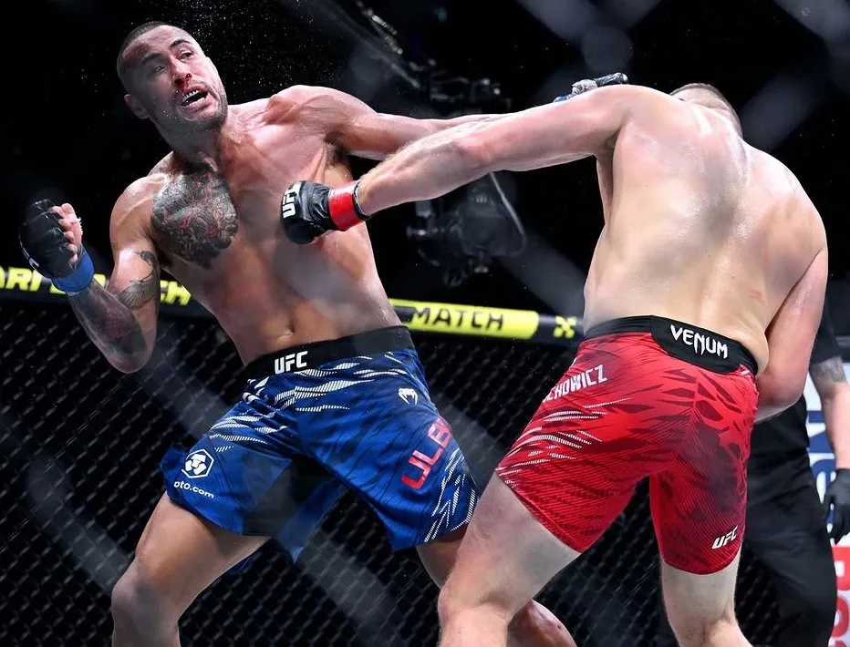 Carlos Ulberg vence por puntos a Jan Błachowicz en UFC Londres