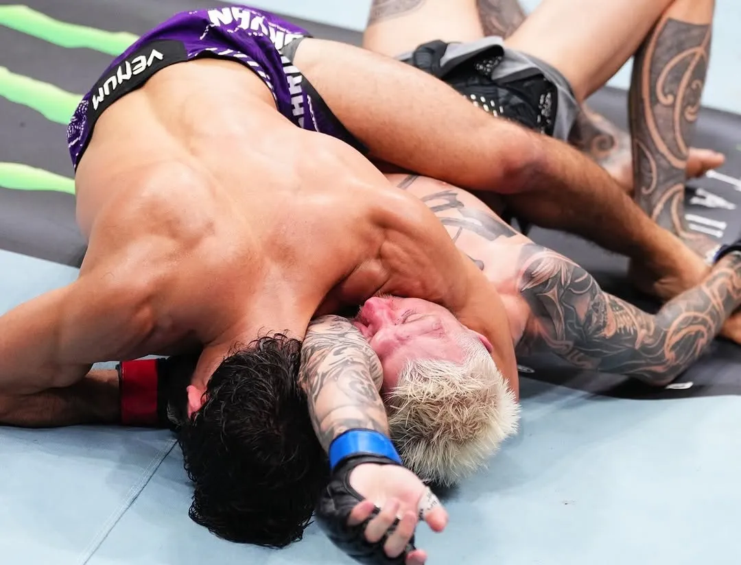 Arman Tsarukyan somete a Dan Hooker en UFC Qatar